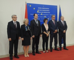 25. јул 2016. Председница Народне скупштине Маја Гојковић, председавајући Представничког дома и Дома народа Парламентарне скупштине Босне и Херцеговине Младен Босић и Сафет Софтић и чланови Колегијума Парламентарне скупштине Босне и Херцеговине